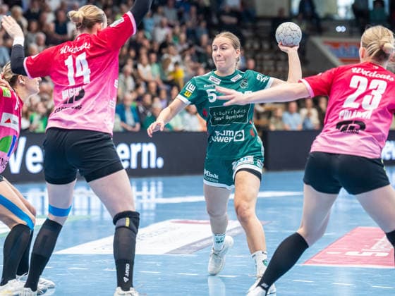 Sport Bilder des Tages Ann Kynast (Frisch Auf Frauen, 05) wirft aus dem Rueckraum, Frisch Auf Goeppingen vs. SV Union Halle-Neustadt, Handball, 1. Bundesliga, Spielzeit 2025 2026, 17.05.2026 Frisch Auf Goeppingen vs. SV Union Halle-Neustadt, Handball, 1. Bundesliga, Spielzeit 2025 2026, 17.05.2026 Goeppingen *** Ann Kynast Frisch Auf Frauen, 05 throws from the back, Frisch Auf Goeppingen vs SV Union Halle Neustadt, Handball, 1 Bundesliga, Season 2025 2026, 17 05 2026 Frisch Auf Goeppingen vs SV Union Halle Neustadt, Handball, 1 Bundesliga, Season 2025 2026, 17 05 2026 Goeppingen Copyright: xMichaelxSchmidt Eibner-Pressefotx EP_MST
