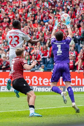 Hannover, Deutschland 17. Mai 2026: 2. BL - 2025 2026 - Sp. 34 - Hannover 96 gegen 1. FC Nürnberg Im Bild: v. li. im Zweikampf Mohamed Ali Zoma (FCN) und Torwart Nahuel Nicolas Noll (HAN) DFL DFB regulations prohibit any use of photographs as image sequences and or quasi-video Heinz von Heiden Arena Niedersachsen