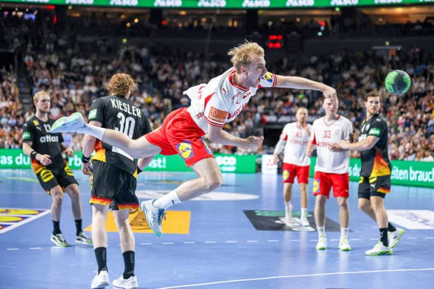 17.05.2026, xkwix, Handball, Länderspiel, Deutschland - Dänemark , Lanxess-Arena in Köln: Hjalte Lykke (Denmark 37) fliegt beim Wurf aufs Tor durch die Luft Photo: xKamilxWilkowskixPressefotoKochx Nordrhein-Westfalen Deutschland