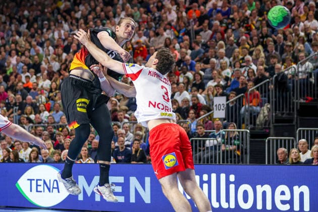 17.05.2026, xkwix, Handball, Länderspiel, Deutschland - Dänemark , Lanxess-Arena in Köln: Juri Knorr (Germany 15) beim Wurf und im Zweikampf gegen Niclas Vest Kirkelokke (Denmark 3) Photo: xKamilxWilkowskixPressefotoKochx Nordrhein-Westfalen Deutschland