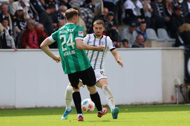 17.05.2026, Fussball, Herren, 2. Bundesliga, Saison 2025 2026, SV 07 Elversberg SC Preußen Münster, Lukas Petkov (SV 07 Elversberg), Niko Koulis (SC Preußen Münster) Elversberg Ursapharm-Arena an der Kaiserlinde Saarland Deutschland (DEU) Copyright: xSebastianxBachx