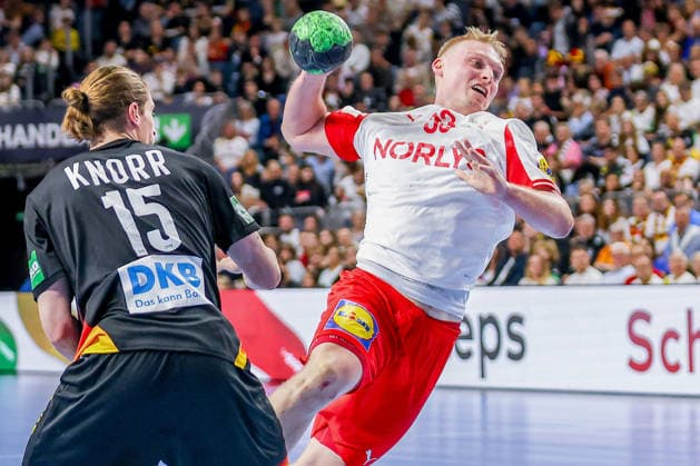 17.05.2026, xkwix, Handball, Länderspiel, Deutschland - Dänemark , Lanxess-Arena in Köln: Emil Bergholt (Denmark 33) beim Torwurf und zweikampf gegen Juri Knorr (Germany 15) Photo: xKamilxWilkowskixPressefotoKochx Nordrhein-Westfalen Deutschland