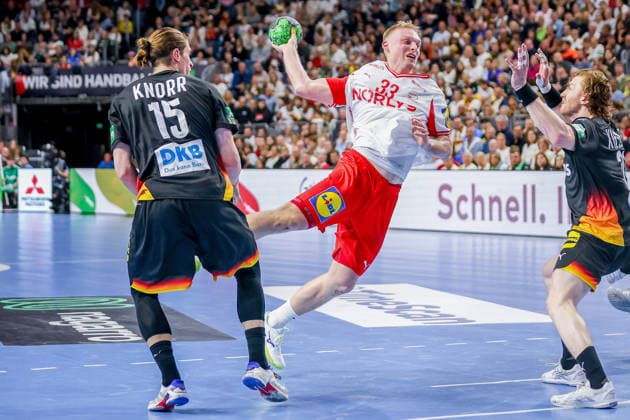17.05.2026, xkwix, Handball, Länderspiel, Deutschland - Dänemark , Lanxess-Arena in Köln: Emil Bergholt (Denmark 33) beim Torwurf und zweikampf gegen Juri Knorr (Germany 15) Photo: xKamilxWilkowskixPressefotoKochx Nordrhein-Westfalen Deutschland
