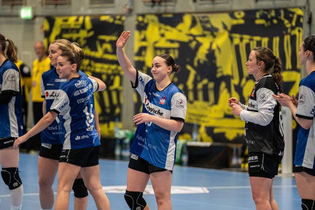 HSG Blomberg-Lippe (GER) vs. Borussia Dortmund (GER) Handball, 1. Handball Bundesliga Frauen, Finale, Spiel 1, 17.5.2026, Saision 2025 2026, Dortmund Carolin Jaron (HSG Blomberg-Lippe, 15) begruesst die Zuschauer beim Einlaufen Dortmund Sporthalle Wellinghofen Deutschland
