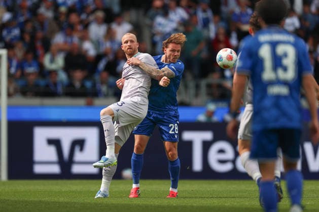 Marcel Franke (Karlsruher SC, 28) im Zweikampf mit Philipp Hofmann (VfL Bochum, 33), Karlsruher SC vs. VfL Bochum, 2. Bundesliga, 34. Spieltag, 2025 2026, 17.05.2026, DFL REGULATIONS PROHIBIT ANY USE OF PHOTOGRAPHS AS IMAGE SEQUENCES AND OR QUASI-VIDEO, Karlsruher SC vs. VfL Bochum, 2. Bundesliga, 34. Spieltag, 2025 2026, 17.05.2026 Karlsruhe