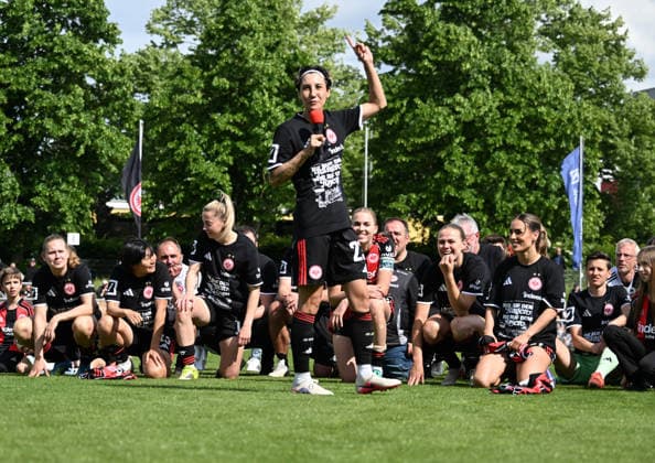 17.05.2026, xsltx, Fussball Google Pixel Frauen-Bundesliga, Eintracht Frankfurt - 1.FC Union Berlin v.l. Großer Jubel bei Eintracht Frankfurt nach dem Erreichen der Champions League, Sara Doorsoun (Eintracht Frankfurt) als Vorsängerin (DFL DFB REGULATIONS PROHIBIT ANY USE OF PHOTOGRAPHS as IMAGE SEQUENCES and or QUASI-VIDEO)