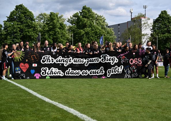 17.05.2026, xsltx, Fussball Google Pixel Frauen-Bundesliga, Eintracht Frankfurt - 1.FC Union Berlin v.l. Großer Jubel bei Eintracht Frankfurt nach dem Erreichen der Champions League (DFL DFB REGULATIONS PROHIBIT ANY USE OF PHOTOGRAPHS as IMAGE SEQUENCES and or QUASI-VIDEO)