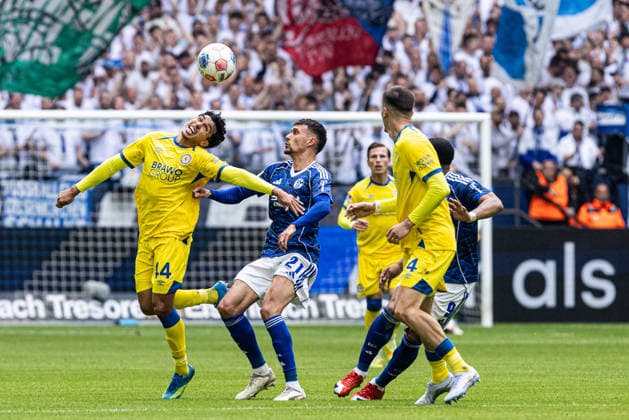 2. Fußball Bundesliga: Schalke 04 - Eintracht Braunschweig; 17.05.2026 Dejan Ljubicic (FC Schalke 04, 21), Johan Gomez (Eintracht Braunschweig, 44) 2. Fußball Bundesliga: Schalke 04 - Eintracht Braunschweig; Veltins-Arena, Gelsenkirchen; 17.05.2026 DFL regulations prohibit any use of photographs as image sequences and or quasi video. Copyright: xBEAUTIFULxSPORTS Buriakovx