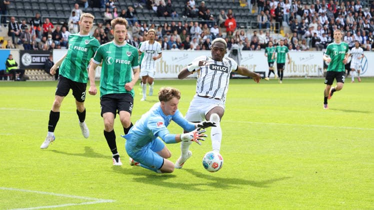 17.05.2026, xrekx, Fussball 2.Bundesliga, SV Elversberg - Preußen Münster v.l. Johannes Schenk (Preussen Muenster) David Mokwa (SV 07 Elversberg) Zweikampf, Aktion, action, battle for the ball (DFL DFB REGULATIONS PROHIBIT ANY USE OF PHOTOGRAPHS as IMAGE SEQUENCES and or QUASI-VIDEO) Elversberg