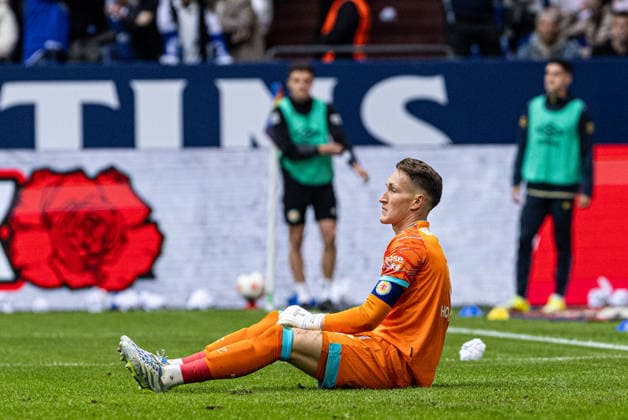 2. Fußball Bundesliga: Schalke 04 - Eintracht Braunschweig; 17.05.2026 Ron-Thorben Hoffmann (Eintracht Braunschweig, 1) nach dem Tor für Schalke 04 2. Fußball Bundesliga: Schalke 04 - Eintracht Braunschweig; Veltins-Arena, Gelsenkirchen; 17.05.2026 DFL regulations prohibit any use of photographs as image sequences and or quasi video. Copyright: xBEAUTIFULxSPORTS Buriakovx