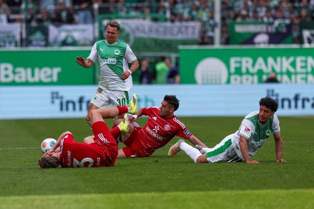 Gelbe Karte fuer Sotiris Alexandropoulos 14 (Fortuna Duesseldorf) nach diesem Foul an Felix Klaus 30 (Spvgg Greuther Fuerth), Aktion, mit Christopher Lenz 3 (Fortuna Duesseldorf) und Sayallah Ltaief (Spvgg Greuther Fuerth), SpVgg Greuther Fuerth vs. Fortuna Duesseldorf, Fussball, Maenner, 2. Bundesliga, DFL, Saison 2025 2026, 34. Spieltag, Rueckrunde, 17.05.2026 DFB regulations prohibit any use of photographs as image sequences and or quasi-video Fuerth Bayern Deutschland