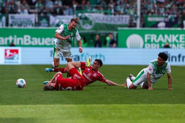 Gelbe Karte fuer Sotiris Alexandropoulos 14 (Fortuna Duesseldorf) nach diesem Foul an Felix Klaus 30 (Spvgg Greuther Fuerth), Aktion, mit Christopher Lenz 3 (Fortuna Duesseldorf) und Sayallah Ltaief (Spvgg Greuther Fuerth), SpVgg Greuther Fuerth vs. Fortuna Duesseldorf, Fussball, Maenner, 2. Bundesliga, DFL, Saison 2025 2026, 34. Spieltag, Rueckrunde, 17.05.2026 DFB regulations prohibit any use of photographs as image sequences and or quasi-video Fuerth Bayern Deutschland