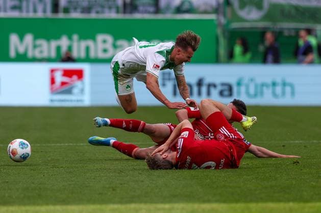 Gelbe Karte fuer Sotiris Alexandropoulos 14 (Fortuna Duesseldorf) nach diesem Foul an Felix Klaus 30 (Spvgg Greuther Fuerth), Aktion, mit Christopher Lenz 3 (Fortuna Duesseldorf), SpVgg Greuther Fuerth vs. Fortuna Duesseldorf, Fussball, Maenner, 2. Bundesliga, DFL, Saison 2025 2026, 34. Spieltag, Rueckrunde, 17.05.2026 DFB regulations prohibit any use of photographs as image sequences and or quasi-video Fuerth Bayern Deutschland