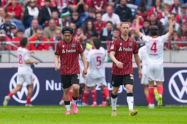 17.05.2026, xydrx, Herren, Fußball, 2.Bundesliga, Hannover 96 - 1.FC Nürnberg, Saison 2025 2026, Heinz von Heiden Arena: Daisuke Yokota (Hannover 96, 18) und Maurice Neubauer (Hannover 96, 33) lassen nach dem 2:2 Ausgleich durch Mohamed Ali Zoma (1.FC Nürnberg, 23) den Kopf hängen DFB regulations prohibit any use of photographs as image sequences and or quasi-video.