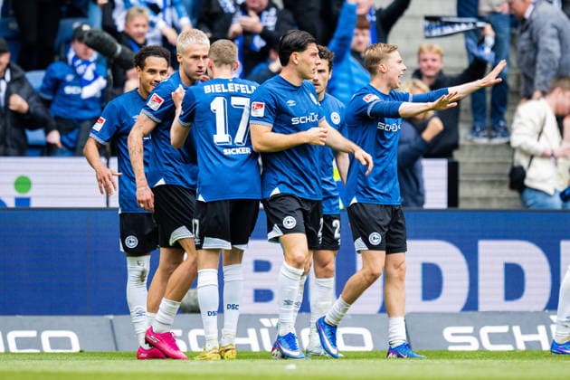 17.05.2026 - Fußball, 2025 2026, 2. Bundesliga, 34. Spieltag, DSC Arminia Bielefeld - Hertha BSC Berlin: (2L) Joel Grodowski (Bielefeld) jubelt nach seinem Tor zum 1:1 in einer Jubeltraube mit (L-R) Monju Momuluh (Bielefeld), Arne Sicker (Bielefeld), Stefano Russo (Bielefeld), Christopher Lannert (Bielefeld), Sam Schreck (Bielefeld) DFL REGULATIONS PROHIBIT ANY USE OF PHOTOGRAPHS AS IMAGE SEQUENCES AND OR QUASI-VIDEO.