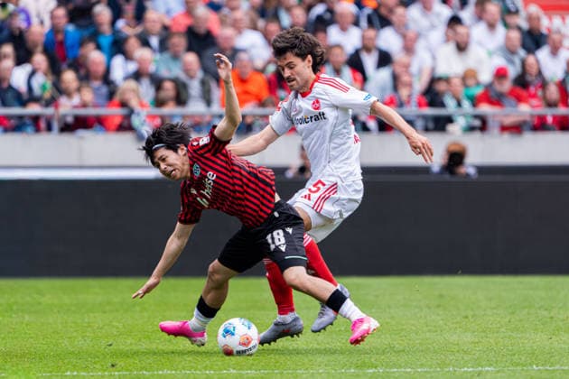 Hannover, Deutschland 17. Mai 2026: 2. BL - 2025 2026 - Sp. 34 - Hannover 96 gegen 1. FC Nürnberg Im Bild: v. li. im Zweikampf Daisuke Yokota (HAN) und Tom Baack (FCN) DFL DFB regulations prohibit any use of photographs as image sequences and or quasi-video Heinz von Heiden Arena Niedersachsen