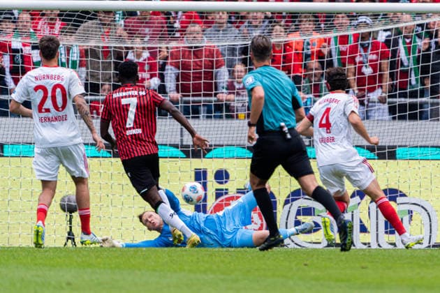 Hannover, Deutschland 17. Mai 2026: 2. BL - 2025 2026 - Sp. 34 - Hannover 96 gegen 1. FC Nürnberg Im Bild: v. li. im Zweikampf Mustapha Bundu (HAN) und Torwart Jan Reichert (FCN) DFL DFB regulations prohibit any use of photographs as image sequences and or quasi-video Heinz von Heiden Arena Niedersachsen