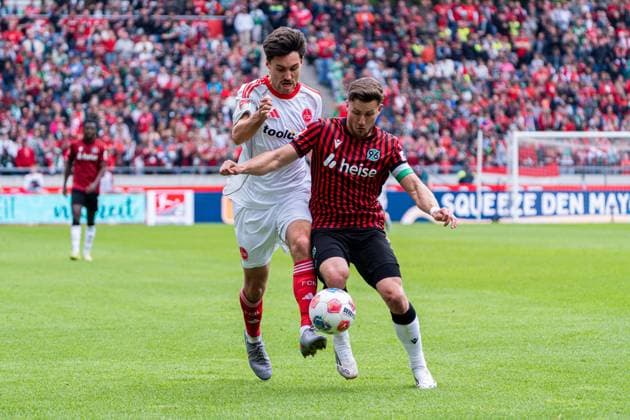 Hannover, Deutschland 17. Mai 2026: 2. BL - 2025 2026 - Sp. 34 - Hannover 96 gegen 1. FC Nürnberg Im Bild: v. li. im Zweikampf Tom Baack (FCN) und Enzo Leopold (HAN) DFL DFB regulations prohibit any use of photographs as image sequences and or quasi-video Heinz von Heiden Arena Niedersachsen