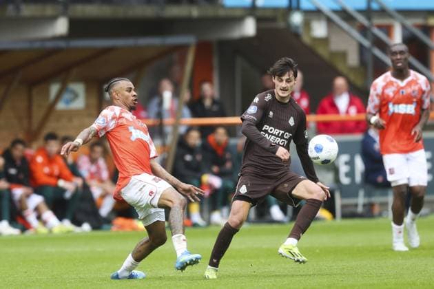 VOLENDAM - (lr) Juninho Bacuna of FC Volendam, Nokkvi Thorisson of Telstar during the Dutch Eredivisie match between FC Volendam and Telstar at the Kras Stadium on 17 May 2026 in Volendam, Netherlands. SONNY LENSEN ANP Eredivisie 2025-2026 xVIxANPxSportx xxANPxIVx 558551608 originalFilename: 558551608.jpg