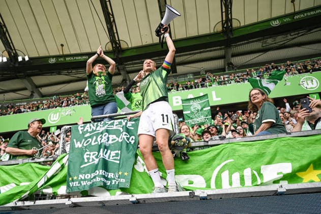 Fußball I Frauen I Saison 2025-2026 I Bundesliga I 26. Spieltag I VfL Wolfsburg - 1. FC Nürnberg I 17.05.2026 Alexandra Popp (11, VfL Wolfsburg) mit Megaphone nach dem Spiel bei den Fans Wolfsburg Volkswagen Arena Niedersachsen Deutschland Copyright: xLobeca InesxHähnelx