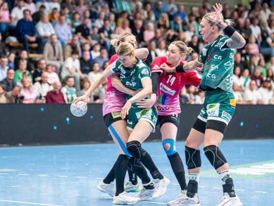 Sina Ehmann (Frisch Auf Frauen, 22) wird von Tina Wagenlader (SV Union Halle-Neustadt, 14) und Lea Gruber (SV Union Halle-Neustadt, 19) gestoppt, Frisch Auf Goeppingen vs. SV Union Halle-Neustadt, Handball, 1. Bundesliga, Spielzeit 2025 2026, 17.05.2026 Frisch Auf Goeppingen vs. SV Union Halle-Neustadt, Handball, 1. Bundesliga, Spielzeit 2025 2026, 17.05.2026 Goeppingen Copyright: xMichaelxSchmidt Eibner-Pressefotx EP_MST