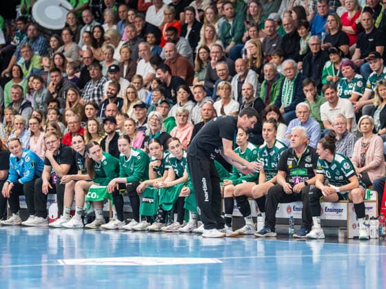 Nico Kiener, Cheftrainer (Frisch Auf Frauen) bespricht sich mit seiner Kapitaenin Louisa de Bellis (Frisch Auf Frauen, 20), Frisch Auf Goeppingen vs. SV Union Halle-Neustadt, Handball, 1. Bundesliga, Spielzeit 2025 2026, 17.05.2026 Frisch Auf Goeppingen vs. SV Union Halle-Neustadt, Handball, 1. Bundesliga, Spielzeit 2025 2026, 17.05.2026 Goeppingen Copyright: xMichaelxSchmidt Eibner-Pressefotx EP_MST