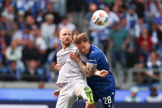 Marcel Franke (Karlsruher SC, 28) im Zweikampf mit Philipp Hofmann (VfL Bochum, 33), Karlsruher SC vs. VfL Bochum, 2. Bundesliga, 34. Spieltag, 2025 2026, 17.05.2026, DFL REGULATIONS PROHIBIT ANY USE OF PHOTOGRAPHS AS IMAGE SEQUENCES AND OR QUASI-VIDEO, Karlsruher SC vs. VfL Bochum, 2. Bundesliga, 34. Spieltag, 2025 2026, 17.05.2026 Karlsruhe