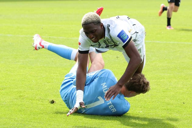 17.05.2026, xrekx, Fussball 2.Bundesliga, SV Elversberg - Preußen Münster v.l. Johannes Schenk (Preussen Muenster) David Mokwa (SV 07 Elversberg) Zweikampf, Aktion, action, battle for the ball (DFL DFB REGULATIONS PROHIBIT ANY USE OF PHOTOGRAPHS as IMAGE SEQUENCES and or QUASI-VIDEO) Elversberg