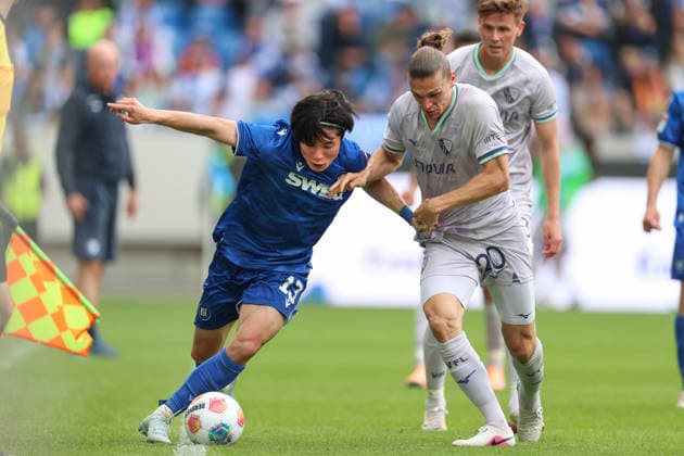 Shio Fukuda (Karlsruher SC, 13) im Zweikampf mit Noah Loosli (VfL Bochum, 20), Karlsruher SC vs. VfL Bochum, 2. Bundesliga, 34. Spieltag, 2025 2026, 17.05.2026, DFL REGULATIONS PROHIBIT ANY USE OF PHOTOGRAPHS AS IMAGE SEQUENCES AND OR QUASI-VIDEO, Karlsruher SC vs. VfL Bochum, 2. Bundesliga, 34. Spieltag, 2025 2026, 17.05.2026 Karlsruhe