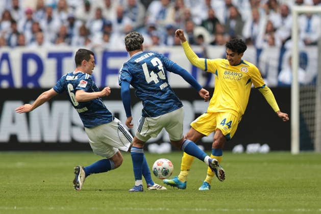 Ron Schallenberg (FC Schalke 04) , Mertcan Ayhan (FC Schalke 04) und Johan Gomez (Eintracht Braunschweig) beim Spiel der 2. Bundesliga (Saison 2025 26) FC Schalke 04 - Eintracht Braunschweig - Copyright: Thomas Pakusch