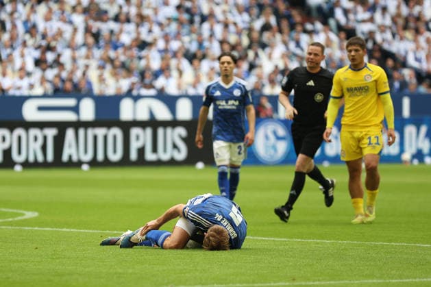 Timo Becker (FC Schalke 04) liegt nach einem Foul am Boden beim Spiel der 2. Bundesliga (Saison 2025 26) FC Schalke 04 - Eintracht Braunschweig - Copyright: Thomas Pakusch