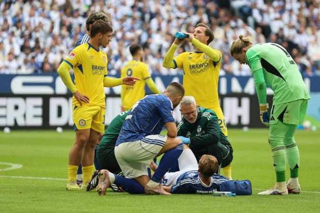 Timo Becker (FC Schalke 04) muss wegen einer Verletzung behandelt werden beim Spiel der 2. Bundesliga (Saison 2025 26) FC Schalke 04 - Eintracht Braunschweig - Copyright: Thomas Pakusch
