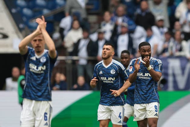 Die Spieler vom FC Schalke 04 freuen sich über das Tor zum 1:0 durch Adil Aouchiche (FC Schalke 04) beim Spiel der 2. Bundesliga (Saison 2025 26) FC Schalke 04 - Eintracht Braunschweig - Copyright: Thomas Pakusch