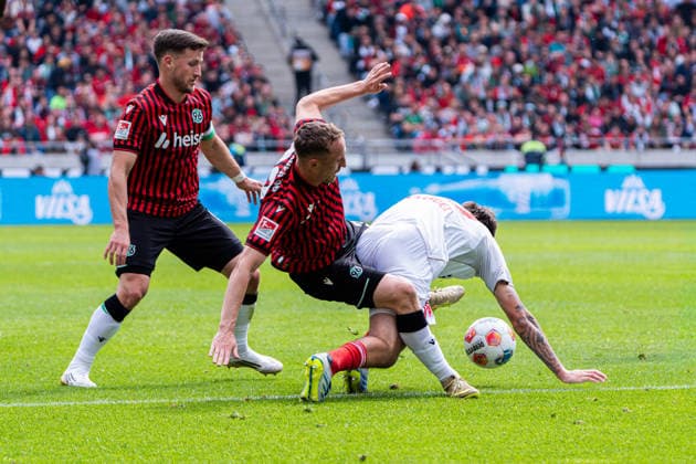 Hannover, Deutschland 17. Mai 2026: 2. BL - 2025 2026 - Sp. 34 - Hannover 96 gegen 1. FC Nürnberg Im Bild: v. li. im Zweikampf Maurice Neubauer (HAN) und Javier Fernandez (FCN) DFL DFB regulations prohibit any use of photographs as image sequences and or quasi-video Heinz von Heiden Arena Niedersachsen