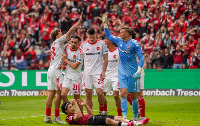 Deutschland: Fussball 2.Bundesliga 2025 2026, 34. Spieltag - Hannover 96 vs 1. FC Nürnberg - Heinz von Heiden Arena Stadion (Hannover): Geste, Gestik, Emotion Jan Reichert (1. FC Nürnberg, 1) Luka Lochoshvili (1. FC Nürnberg, 24) Berkay YÄ±lmaz Berkay Yilmaz (1. FC Nürnberg, 21) Hannover