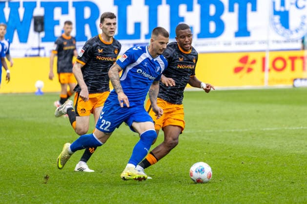 Deutschland: 2.Bundesliga, 34. Spieltag, Saison 2025 2026, 1.FC Magdeburg vs 1. FC Kaiserslautern Avnet Arena (Magdeburg) : Schramm David (1. FC Kaiserslautern, 41) im Zweikampf gegen Zukowski Mateusz (1. FC Magdeburg, 22)