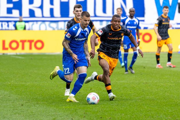 Deutschland: 2.Bundesliga, 34. Spieltag, Saison 2025 2026, 1.FC Magdeburg vs 1. FC Kaiserslautern Avnet Arena (Magdeburg) : Schramm David (1. FC Kaiserslautern, 41) im Zweikampf gegen Zukowski Mateusz (1. FC Magdeburg, 22)