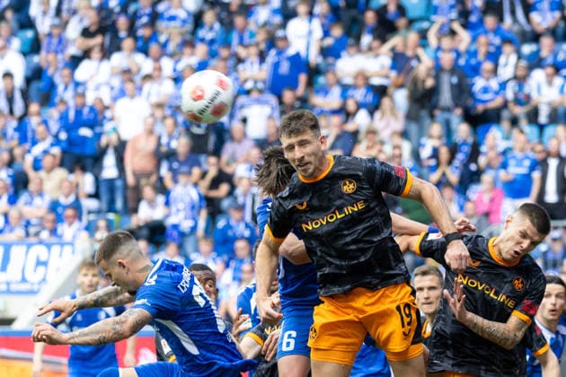 Deutschland: 2.Bundesliga, 34. Spieltag, Saison 2025 2026, 1.FC Magdeburg vs 1. FC Kaiserslautern Avnet Arena (Magdeburg) : Hanslik Daniel (1. FC Kaiserslautern, 19) im Kopfball Duell gegen Stalmach Dariusz (1. FC Magdeburg, 6)