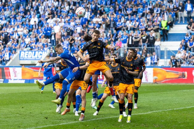 Deutschland: 2.Bundesliga, 34. Spieltag, Saison 2025 2026, 1.FC Magdeburg vs 1. FC Kaiserslautern Avnet Arena (Magdeburg) : Hanslik Daniel (1. FC Kaiserslautern, 19) im Kopfball Duell gegen Stalmach Dariusz (1. FC Magdeburg, 6)
