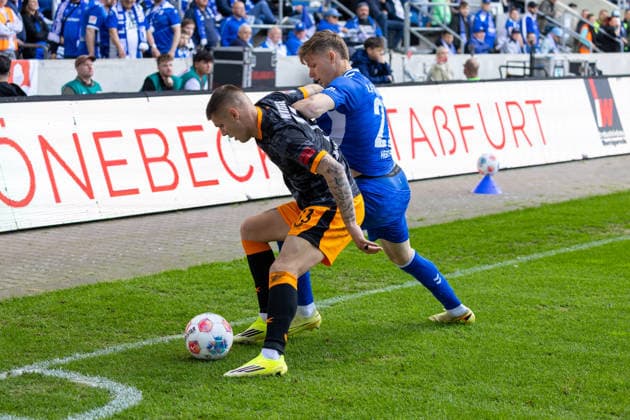 Deutschland: 2.Bundesliga, 34. Spieltag, Saison 2025 2026, 1.FC Magdeburg vs 1. FC Kaiserslautern Avnet Arena (Magdeburg) : Wekesser Erik (1. FC Kaiserslautern, 13). im Zweikampf gegen Hercher Philipp (1. FC Magdeburg, 27)