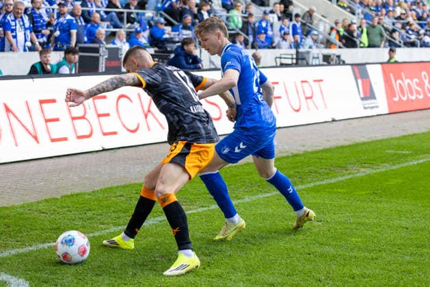 Deutschland: 2.Bundesliga, 34. Spieltag, Saison 2025 2026, 1.FC Magdeburg vs 1. FC Kaiserslautern Avnet Arena (Magdeburg) : Wekesser Erik (1. FC Kaiserslautern, 13) im Zweikampf gegen Hercher Philipp (1. FC Magdeburg, 27)