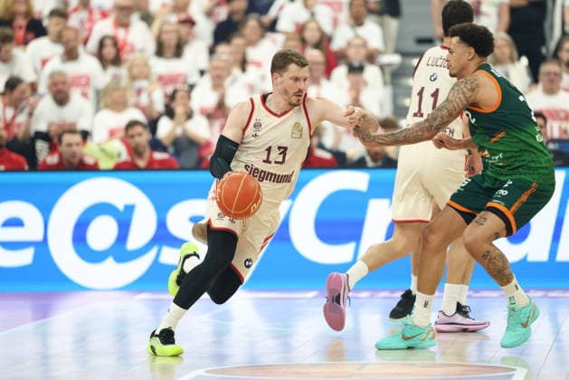 Andreas Obst (FC Bayern Basketball, 13) mit Ball mit Nolan Adekunle (Vet Concept Gladiators Trier, 22), GER, FC Bayern Basketball vs. Vet Concept Gladiators Trier, Basketball, easycredit Basketball Bundesliga, Playoffs, Viertelfinale Saison 2025 2026, 17.05.2026, GER, FC Bayern Basketball vs. Vet Concept Gladiators Trier, Basketball, easycredit Basketball Bundesliga, Playoffs, Viertelfinale Saison 2025 2026, 17.05.2026 Muenchen Copyright: xEibner-Pressefoto JennixMaulx EP_JML
