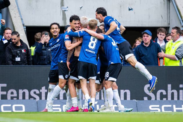 17.05.2026 - Fußball, 2025 2026, 2. Bundesliga, 34. Spieltag, DSC Arminia Bielefeld - Hertha BSC Berlin: Jubeltraube nach dem Tor zum 2:1 von Joel Grodowski (Bielefeld), (L-R) Monju Momuluh (Bielefeld), Maximilian Bauer (Bielefeld), Sam Schreck (Bielefeld), Stefano Russo (Bielefeld) DFL REGULATIONS PROHIBIT ANY USE OF PHOTOGRAPHS AS IMAGE SEQUENCES AND OR QUASI-VIDEO.