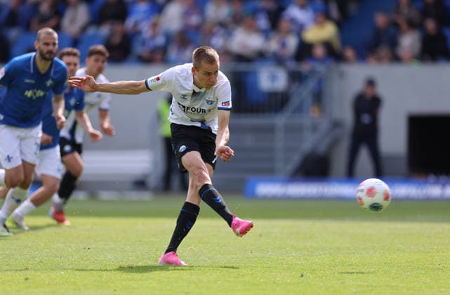 16.05.2026, Fussball 2. Bundesliga, SV Darmstadt 98 - SC Paderborn, v.l., Filip Bilbija (SC Paderborn) scheitert mit Elfmeter an Torwart Marcel Schuhen (SV Darmstadt 98) DFL DFB REGULATIONS PROHIBIT ANY USE OF PHOTOGRAPHS AS IMAGE SEQUENCES AND OR QUASI-VIDEO. xdcx