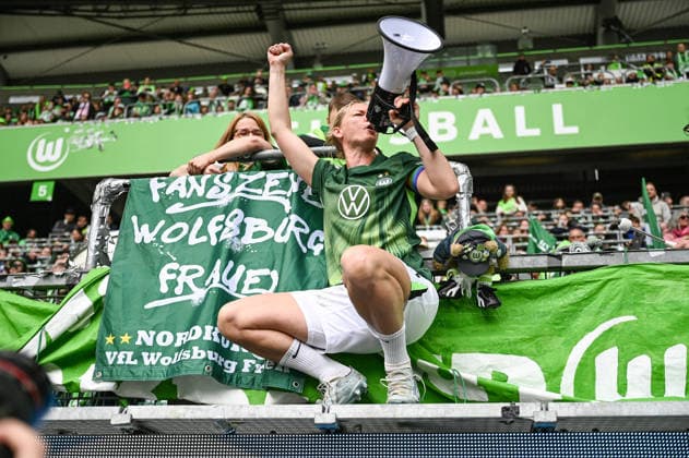 Fußball I Frauen I Saison 2025-2026 I Bundesliga I 26. Spieltag I VfL Wolfsburg - 1. FC Nürnberg I 17.05.2026 Alexandra Popp (11, VfL Wolfsburg) mit Megaphone nach dem Spiel bei den Fans Wolfsburg Volkswagen Arena Niedersachsen Deutschland Copyright: xLobeca InesxHähnelx