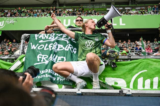 Fußball I Frauen I Saison 2025-2026 I Bundesliga I 26. Spieltag I VfL Wolfsburg - 1. FC Nürnberg I 17.05.2026 Alexandra Popp (11, VfL Wolfsburg) mit Megaphone nach dem Spiel bei den Fans Wolfsburg Volkswagen Arena Niedersachsen Deutschland Copyright: xLobeca InesxHähnelx