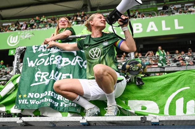 Sport Bilder des Tages Fußball I Frauen I Saison 2025-2026 I Bundesliga I 26. Spieltag I VfL Wolfsburg - 1. FC Nürnberg I 17.05.2026 Alexandra Popp (11, VfL Wolfsburg) mit Megaphone nach dem Spiel bei den Fans Wolfsburg Volkswagen Arena Niedersachsen Deutschland *** Soccer I Women I Season 2025 2026 I Bundesliga I Matchday 26 I VfL Wolfsburg 1 FC Nürnberg I 17 05 2026 Alexandra Popp 11, VfL Wolfsburg with megaphone after the match with the fans Wolfsburg Volkswagen Arena Niedersachsen Germany Copyright: xLobeca InesxHähnelx