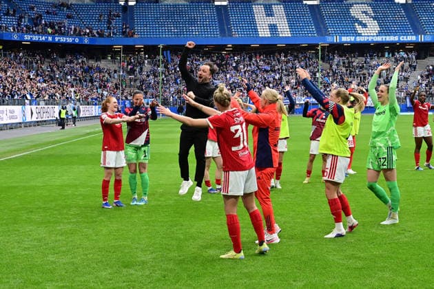 Fußball I Frauen I Saison 2025-2026 I Bundesliga I 26. Spieltag I Hamburger SV - FC Bayern München I 17.05.2026 Die Mannschaft steht Spalier für Jose Antonio Barcala Garcia (FC Bayern München), der hochspringt und mit den mitgereisten Fans jubelt. Hamburg Volksparkstadion Hamburg Deutschland Copyright: xLobeca WolfxGebhardtx