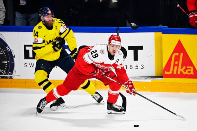 FRIBOURG, SCHWEIZ 20260517 Danmarks Mikkel Aagaard och Sveriges Mattias Ekholm under söndagens match i ishockey-VM mellan Danmark och Sverige pa BCF Arena, Fribourg i Schweiz.