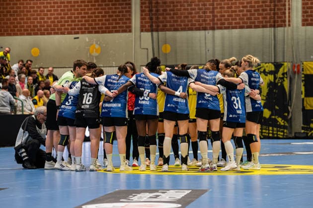 HSG Blomberg-Lippe (GER) vs. Borussia Dortmund (GER) Handball, 1. Handball Bundesliga Frauen, Finale, Spiel 1, 17.5.2026, Saision 2025 2026, Dortmund Die Spielerinnen der HSG Blomberg-Lippe (GER) begruessen die Gegenspielerinnen Dortmund Sporthalle Wellinghofen Deutschland